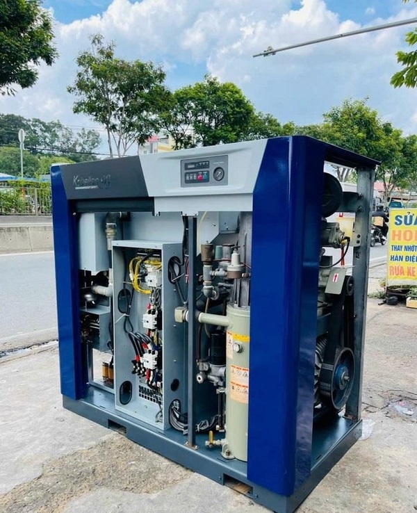 Máy nén khí Kobelco cũ trong xưởng CNC