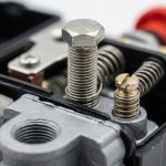 Việc xác định đúng vị trí vít giúp tránh điều chỉnh sai thông số.