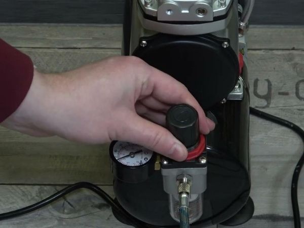 Điều chỉnh áp suất máy nén khí bằng van điều áp