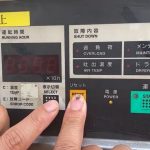 Điều chỉnh áp suất máy nén khí Hitachi bằng bảng điều khiển điện tử