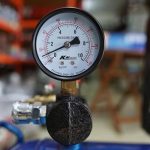 Gắn đồng hồ áp lực để điều chỉnh van chính xác