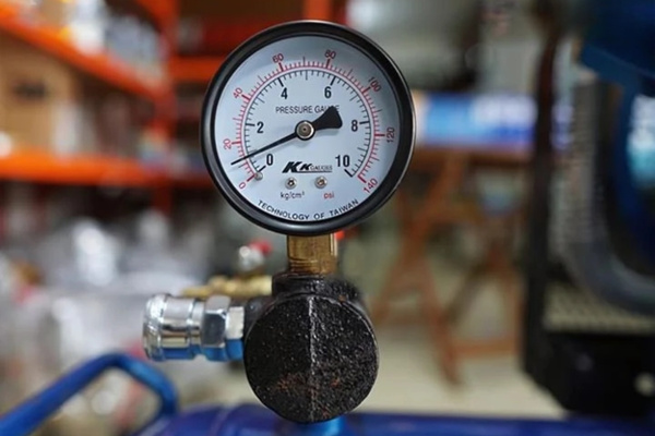 Gắn đồng hồ áp lực để điều chỉnh van chính xác