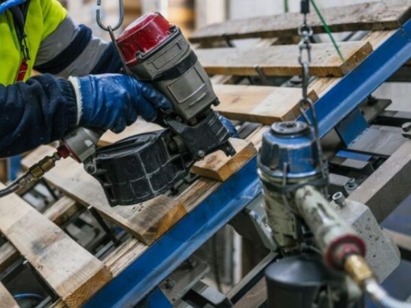 Máy nén khí cung cấp khí nén và bảo dưỡng cho thiết bị