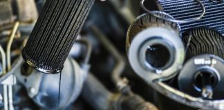 Dầu bôi trơn thiếu hụt hoặc nhiễm bẩn gây tiếng ồn cho máy nén khí