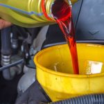 Kiểm tra, thay dầu bôi trơn định kỳ giúp máy nén khí vận hành trơn tru