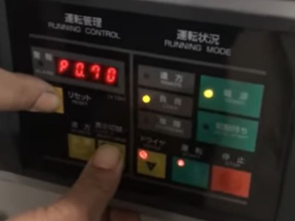Các phím trên bảng điều khiển của máy nén khí Hitachi