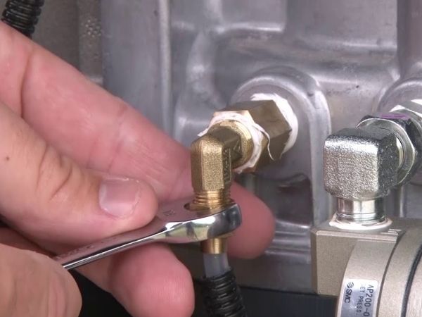 Thay phớt, gioăng hoặc O-ring bị hỏng