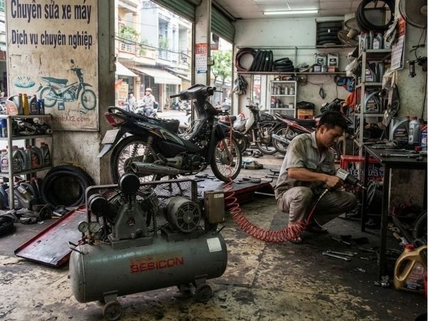 Máy nén khí Hitachi với độ bền cao phù hợp cho tiệm sửa xe