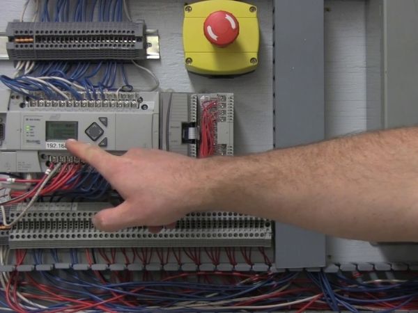 Bộ điều khiển hoặc PLC bị lỗi