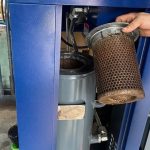 Kiểm tra tình trạng lõi lọc dầu và thay thế mới nếu cần thiết