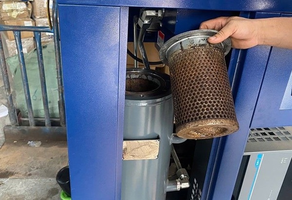 Kiểm tra tình trạng lõi lọc dầu và thay thế mới nếu cần thiết