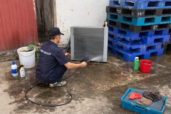 Vệ sinh két giải nhiệt với hóa chất chuyên dụng