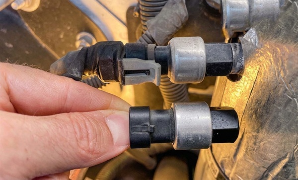 Lỗi khớp nối hoặc dây đai là sự cố truyền động làm máy nén khí bị rung lắc mạnh