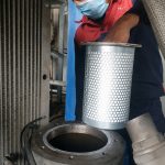 Kiểm tra và vệ sinh kỹ bộ phận lọc của máy nén khí