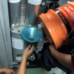 Khi đổ dầu mới vào máy cần cẩn thận tránh làm dầu sủi bọt khí