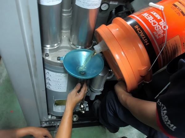 Khi đổ dầu mới vào máy cần cẩn thận tránh làm dầu sủi bọt khí