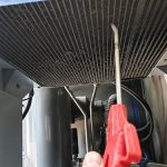 Dùng súng xì hơi xịt ngược chiều gió, giữ khoảng cách để tránh làm móp lá nhôm