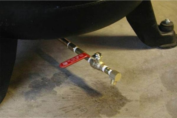 Lý do máy nén khí lại có nước trong bình chứa